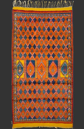 TM 980, classical + considerably old Ait Ouaouzguite pile rug in mint condition (this particular design type already appears in the first french publications in the 1920s), Jebel Siroua region, southern Morocco, 1920s/30s, 280 x 140 cm (9' 4'' x 4' 8''), high resolution image + price on request







